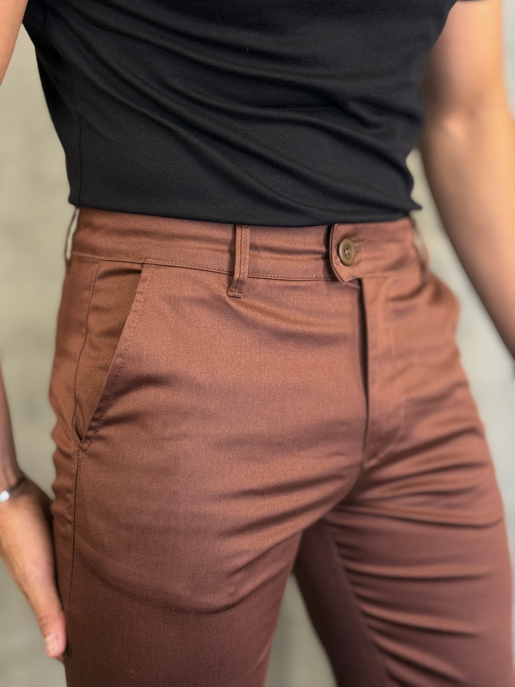 CALÇA SARJA ACETINADA PONTO H MARROM